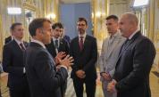 Министър-председателят Румен Радев и президентът Еманюел Макрон по време на церемонията, на която „ЕндуроСат“ и „Арианспейс“ подписаха меморандум за разбирателство