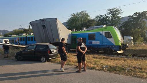 Влак удари тир на жп прелез преди Враца