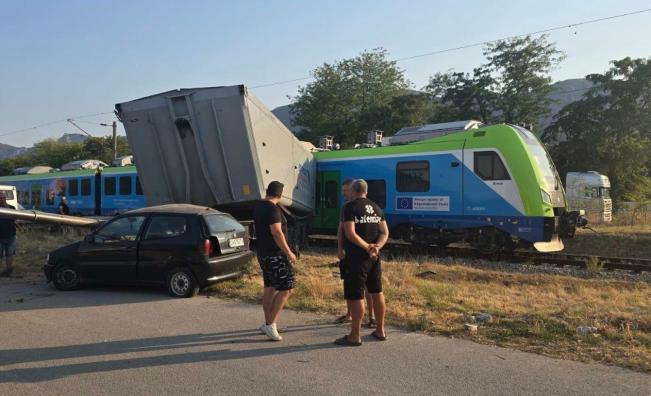 Влак удари тир на жп прелез преди Враца