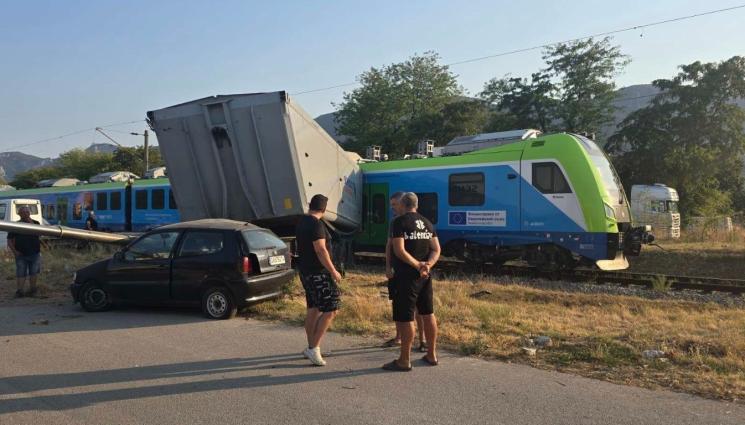 Влак враца - Влак удари тир на жп прелез край Враца