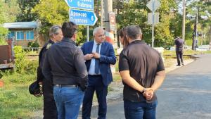 Емко заводи властите