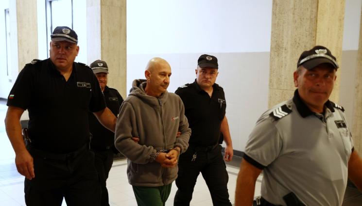 ф - Съдът остави в ареста обвиняемия за палежа на автомобили в София
