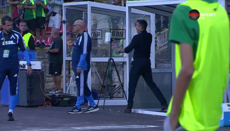 бгфутбол ботев aj - Веласкес потроши стъкло с юмрук във Враца