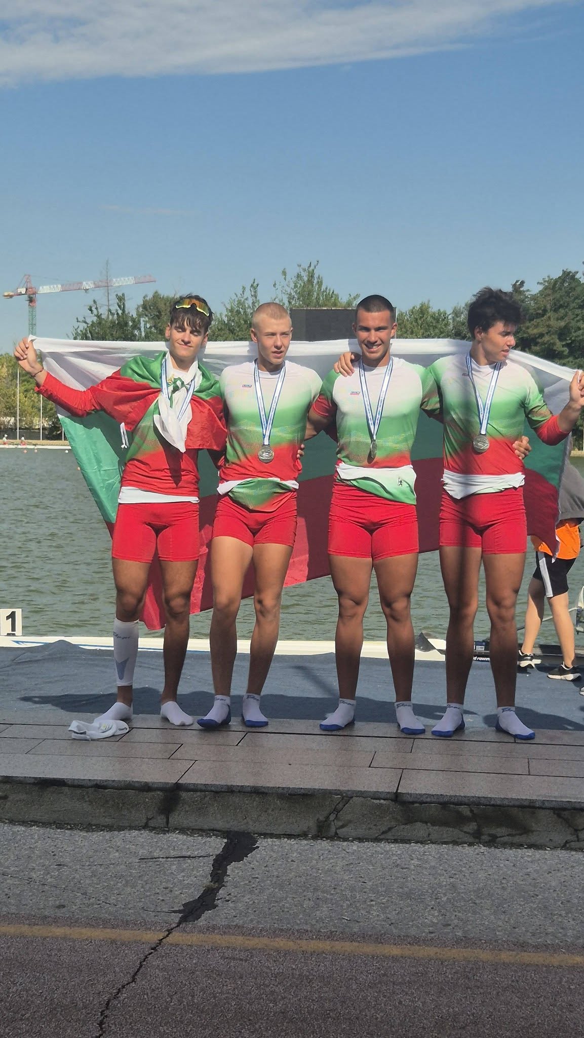 Четворката скул юноши старша възраст се окичи със сребро.