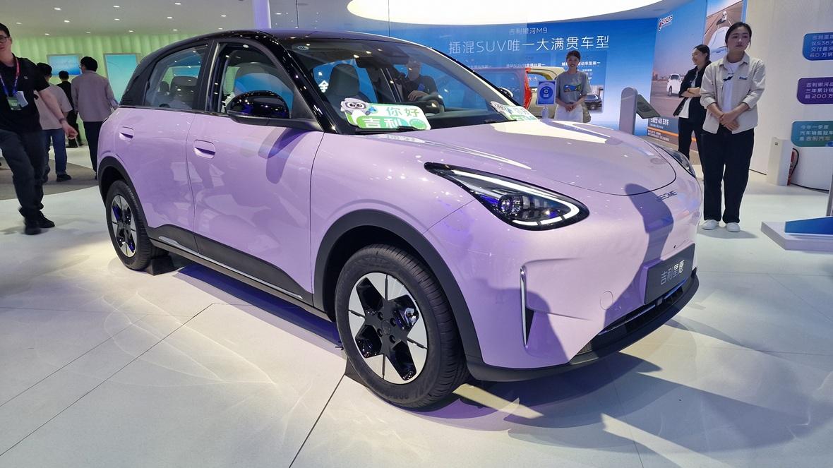 Geely E2 на щанда на марката по време на салон