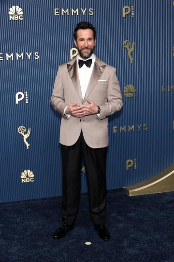 „Еми“ 2026: звездният блясък на червения килим - снимка 32