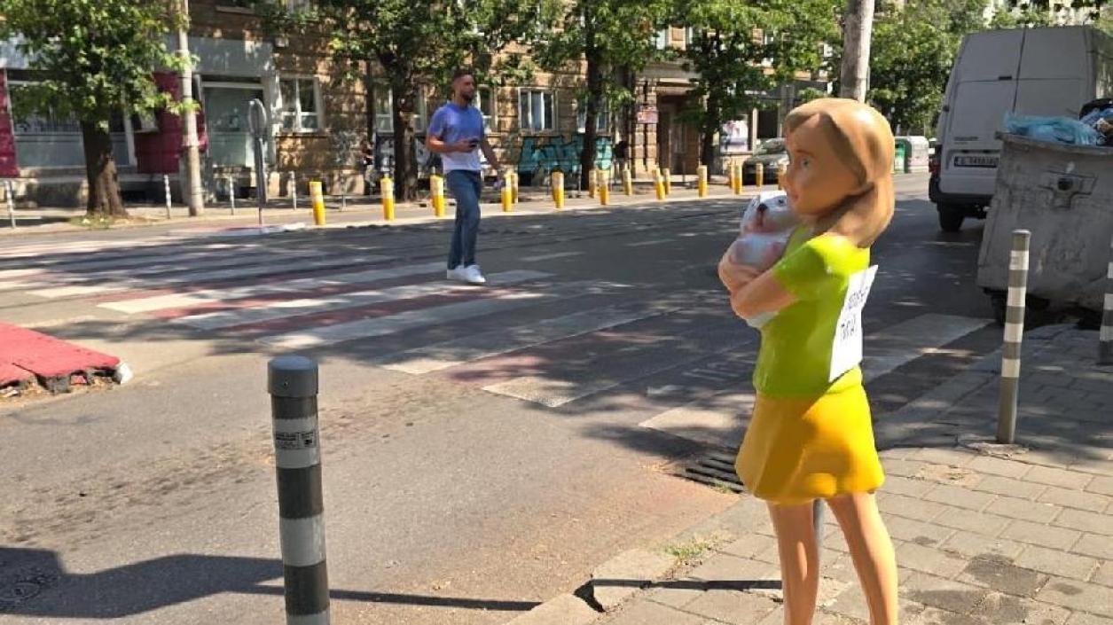 Пешеходни пътеки с ИИ и фигури на деца предупреждават шофьорите в Бургас и София