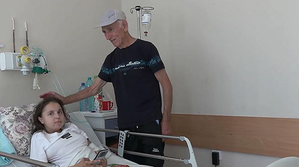 „Мечтая да проходя“: Тя е на 19, до нея е само 87-годишният ѝ дядо – да помогнем на Джесика