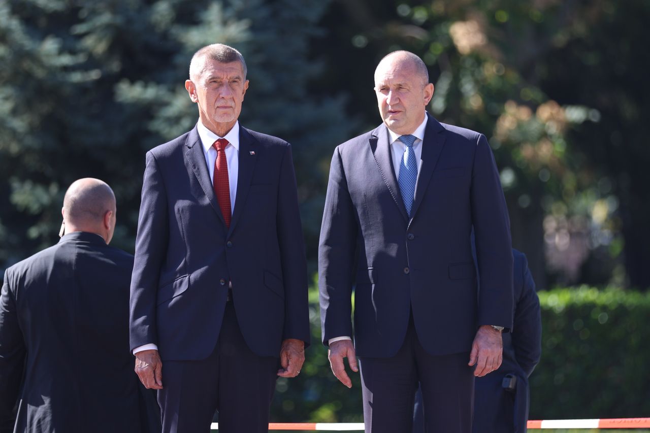 <p>Министър-председателят Румен Радев посрещна с официална церемония и държавни почитания чешкия си колега Андрей Бабиш в рамките на официалното му посещение в България за укрепване на двустранните отношения и икономическите връзки.</p>