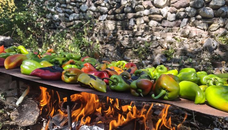 печени чушки - България замириса на печени чушки