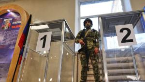 Урни с бюлетини в изборна секция в Донецк в окупираната