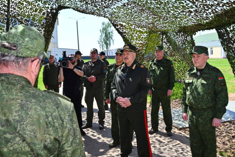 Президентът на Беларус Александър Лукашенко разговаря с военни през май 2026 г