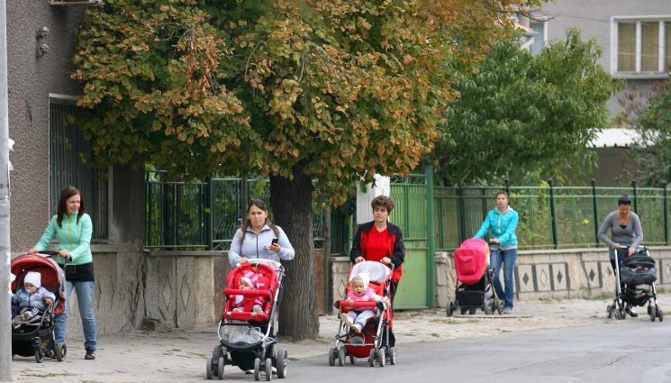 с - Майчинството със €115 нагоре