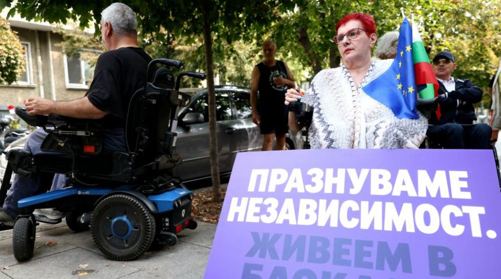 Хора с увреждания протестираха пред Столична община с искане за достъпна среда (СНИМКИ)