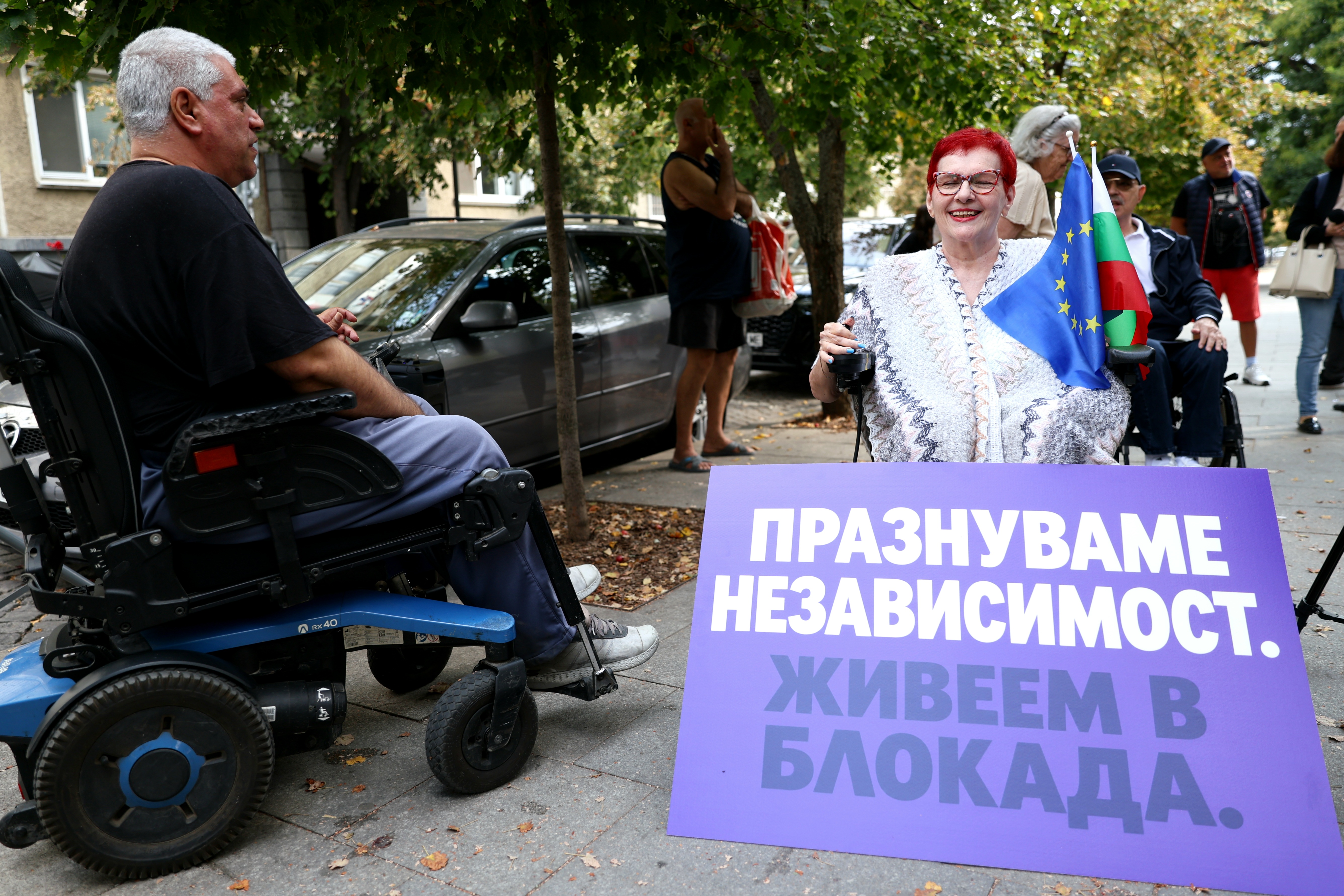 Хора с увреждания протестираха пред Столична община с искане за достъпна среда