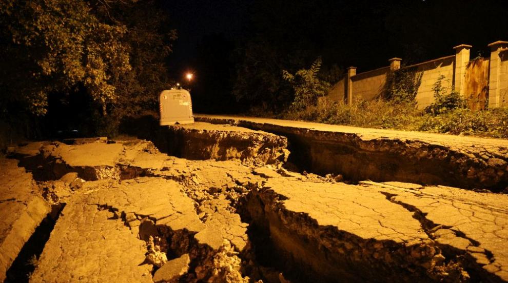 Пропадането на пътя в „Аспарухово“ се разраства, има риск за водопровода
