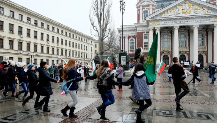 хоро пред Народния - Хора̀та се скараха! Това пред Народния било заявено като протест!