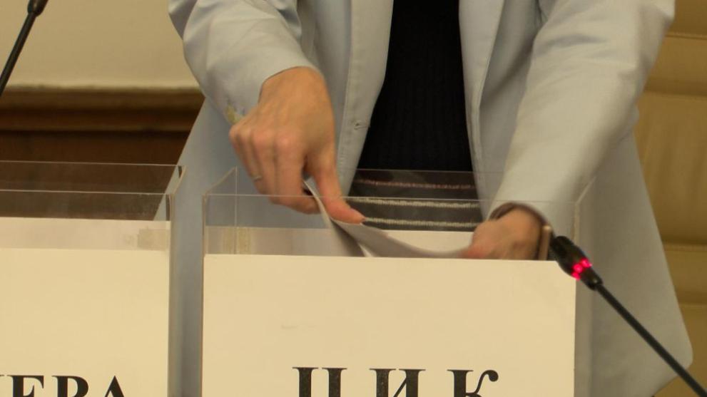 ЦИК тегли номерата в бюлетината за президентските избори