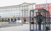 Граждани се затварят в клетки пред НС в знак на протест