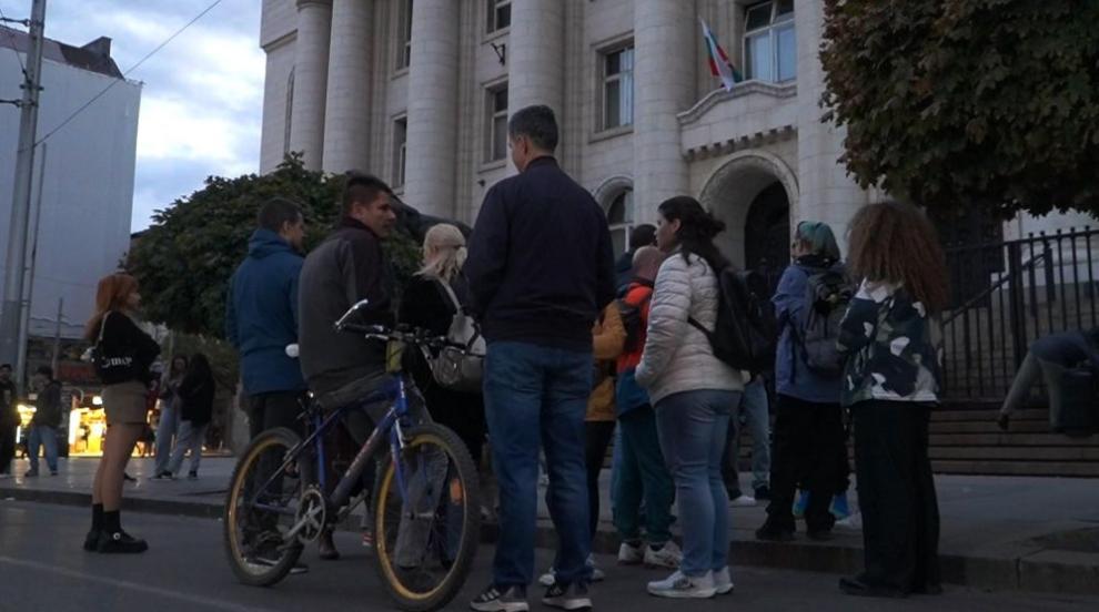 Близки на Евгения Владимирова протестираха пред Съдебната палата