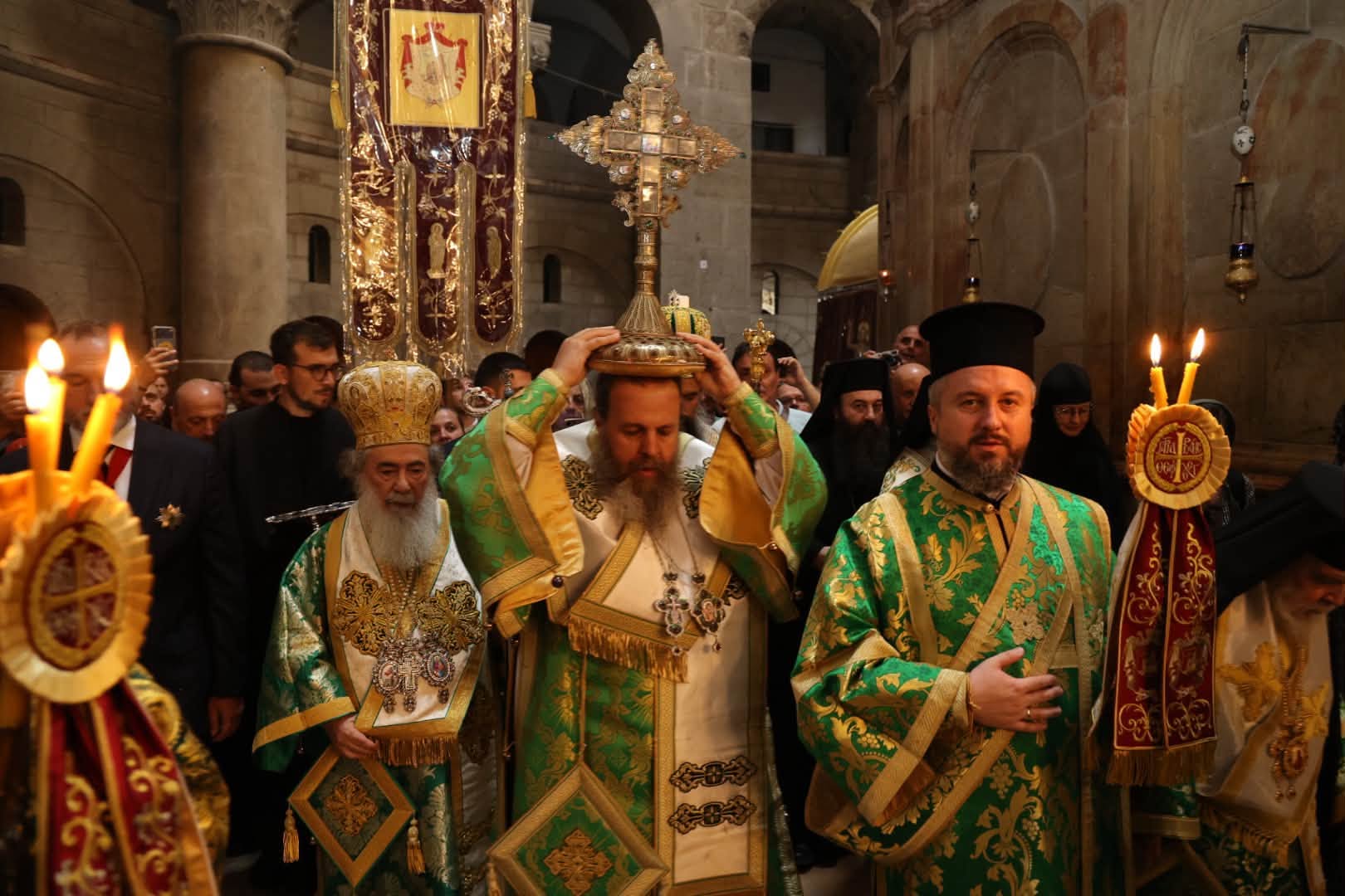 Неврокопският митрополит Серафим изнася Госпония Кръст