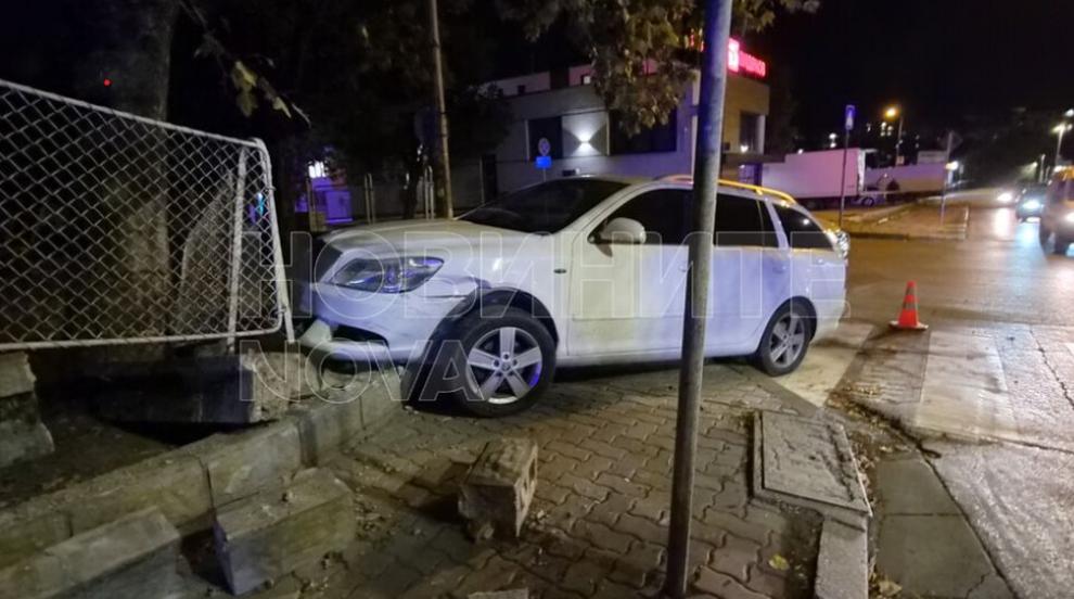 Кола се вряза в ограда на детска градина във Велико Търново (СНИМКИ)