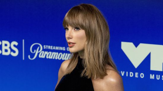 Taylor Swift показа брачната си халка и годежния си пръстен на MTV VMAs 2026