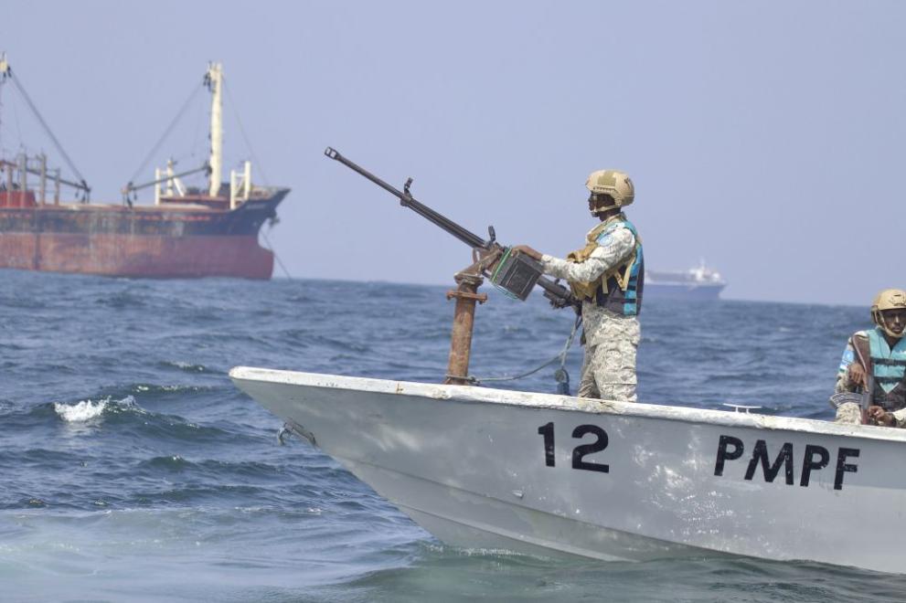 Сомалийски морски полицаи от силите за сигурност в Пунтланд патрулират в Аденския залив край бреговете на Сомалия