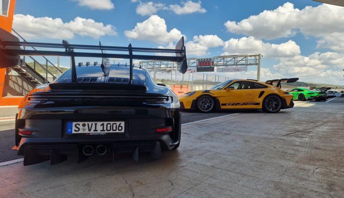  Едва ли са много хората в света, които смятат, че 860 кг притискаща сила на 911 Gt3 RS са малко. Пичовете от Мойспат, които стоят зад компанията Manthey са точно от тези, затова са направили този ненормален кит с един тон притискаща сила.