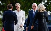 Френският президент Еманюел Макрон и съпругата му Брижит Макрон посрещат принц Албер II и принцеса Шарлийн от Монако преди срещата с папа Лъв XIV