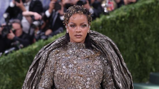 Жената, обвинена, че е стреляла по дома на Rihanna, е призната за психически годна да бъде съдена