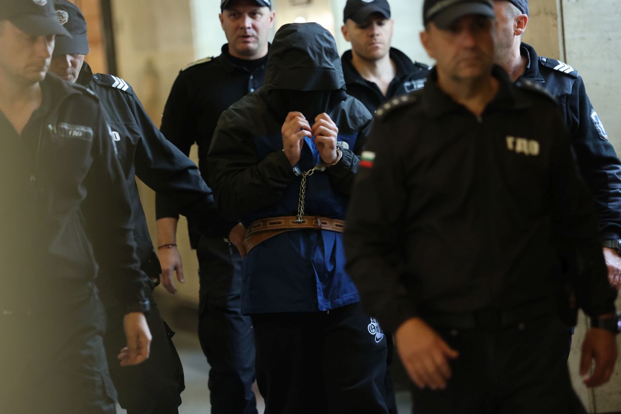 <p>Васил Михайлов се яви пред Софийския апелативен съд с качулка, за да скрие променената си визия, но отнесе глоба от 250 евро за неуважение, докато обжалва ареста си по гръцка заповед за грабежи и ОПГ.</p>