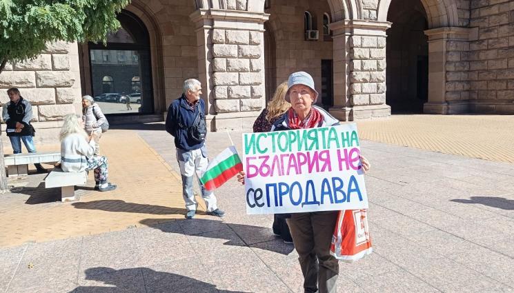 протест шипка - Протест пред Министерския съвет заради ремонта на Шипка