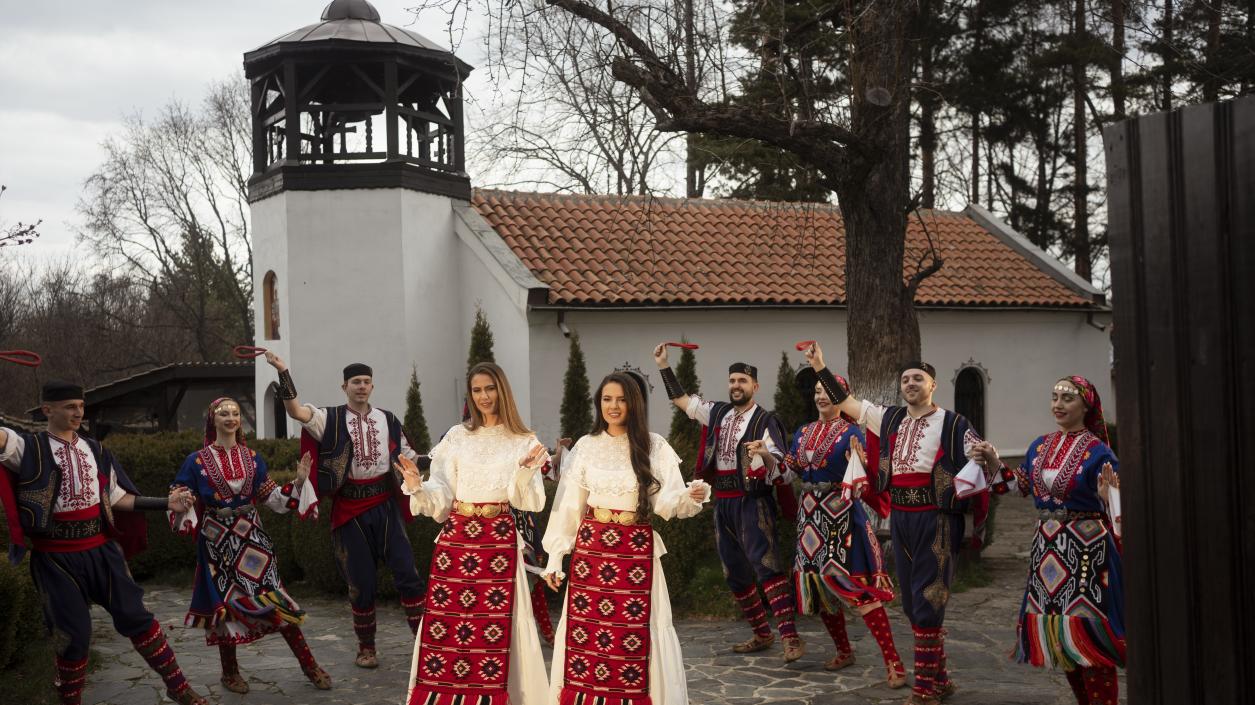 Ива и Велислава Костадинови пренасят фолклора на дансинга с „Йоване, сине“