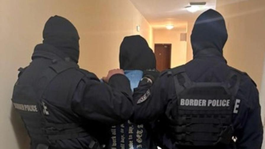 Разбиха мощна група за трафик на мигранти през България