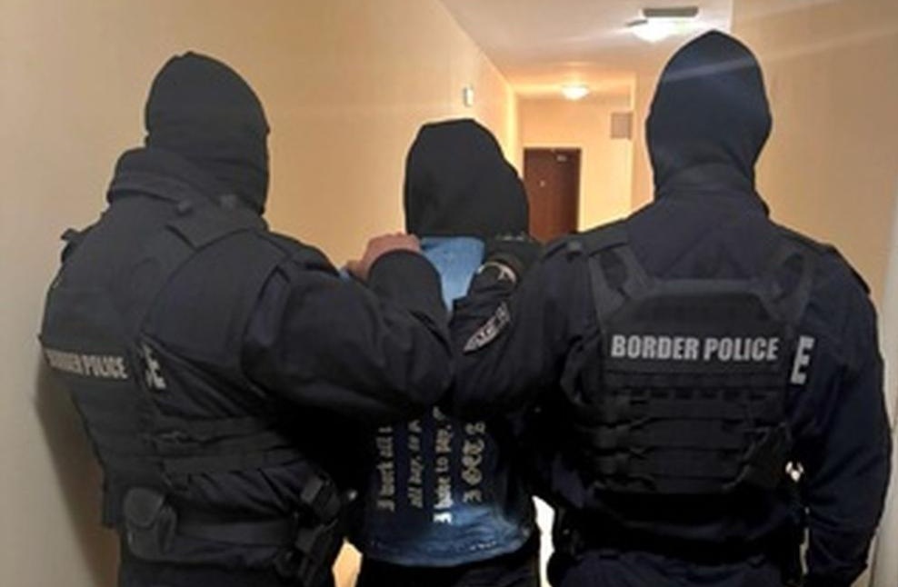 Разбиха мощна група за трафик на мигранти през България