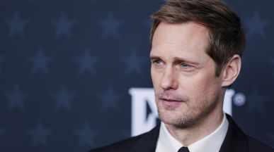 Alexander Skarsgard е „Mr. Charm“ в новия клип на Rolling Stones