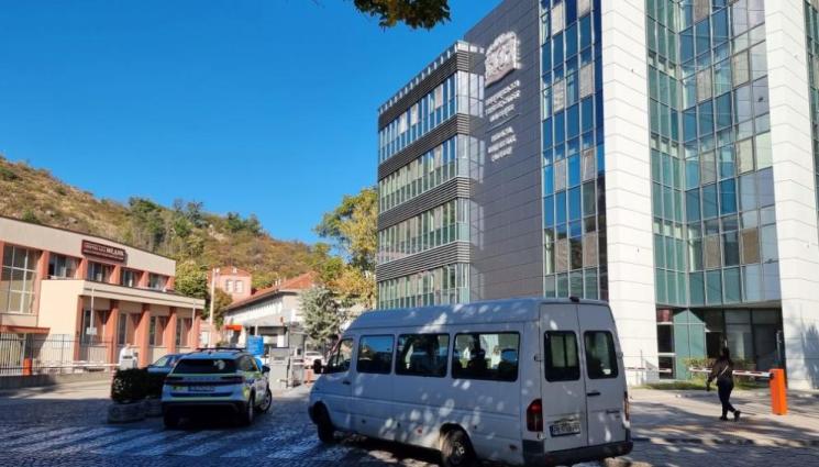 пловдив болница - АКЦИЯТА В ПЛОДИВ: Разпитват началника на Клиниката по ревматология, има 10 задържани