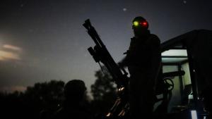 Украински военнослужещ се подготвя да отблъсне руска атака с дронове