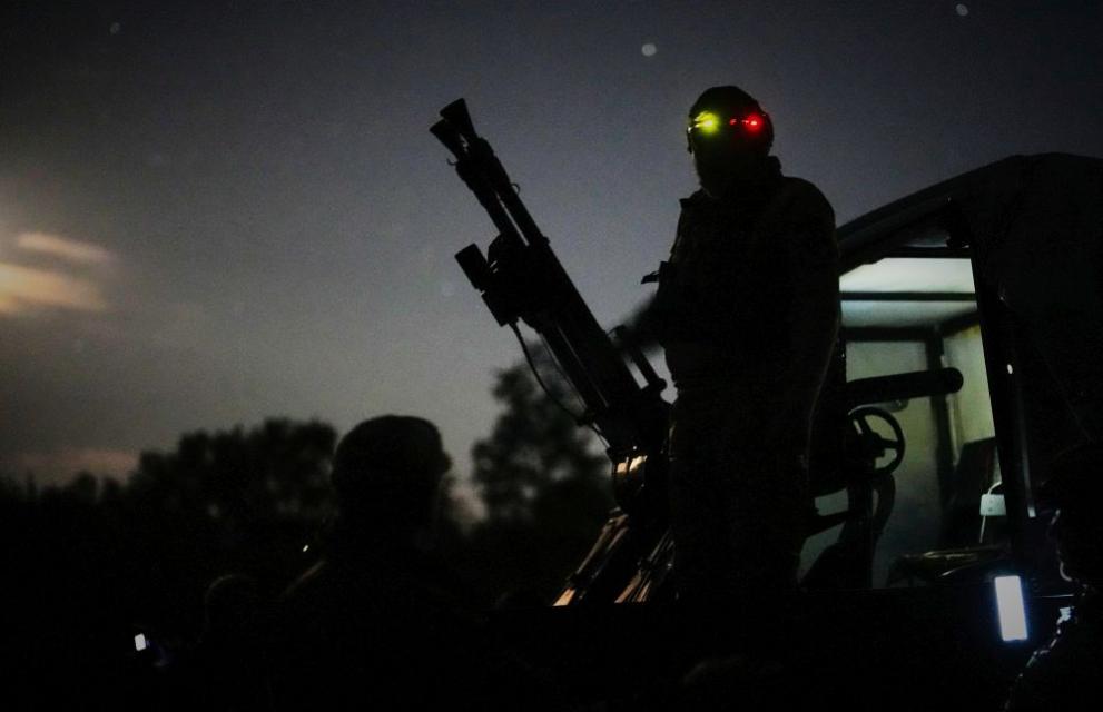 Украински военнослужещ се подготвя да отблъсне руска атака с дронове в Киев