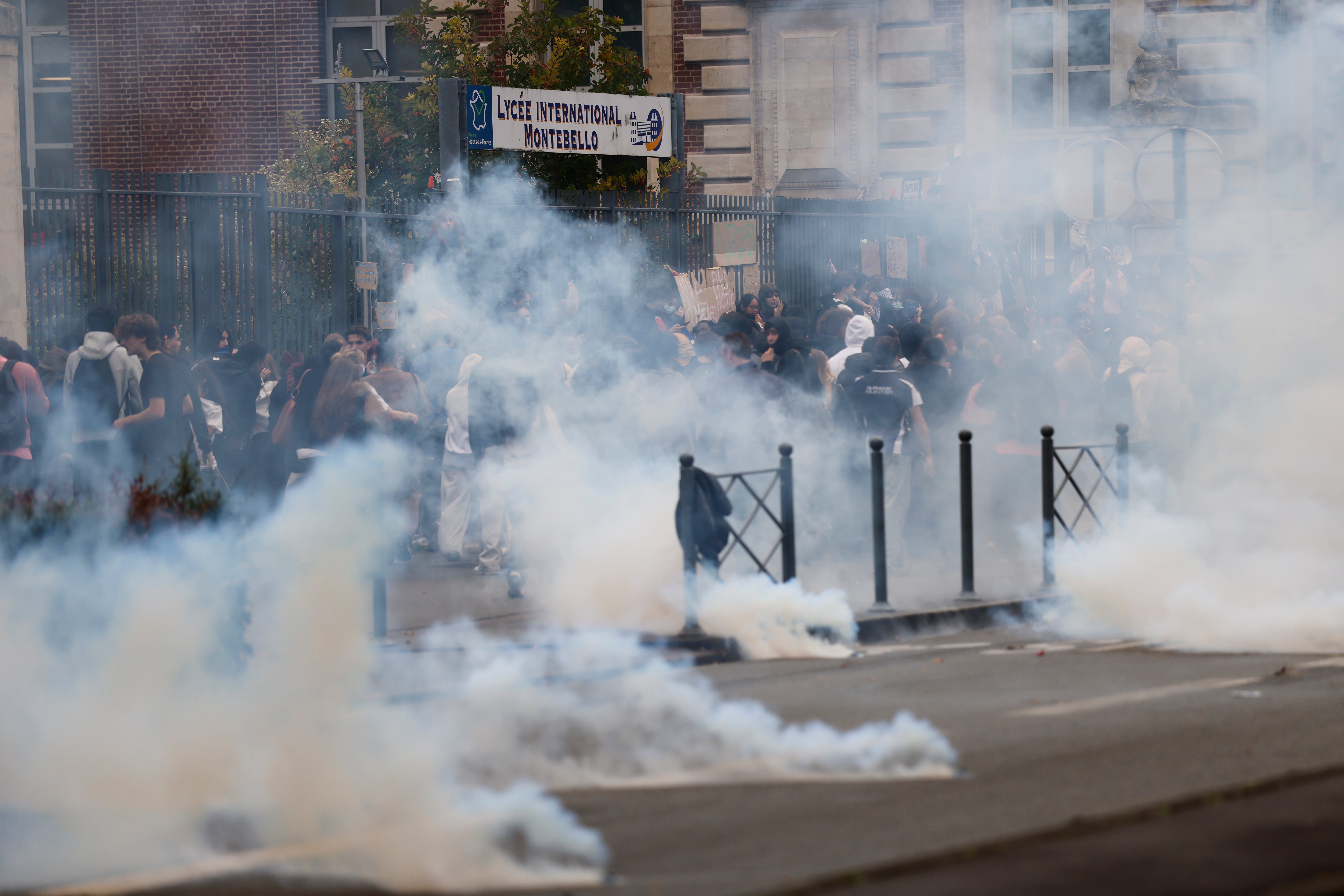 <p>Протестите във Франция - сблъсъци, блокади и напрежение по улиците.</p>
