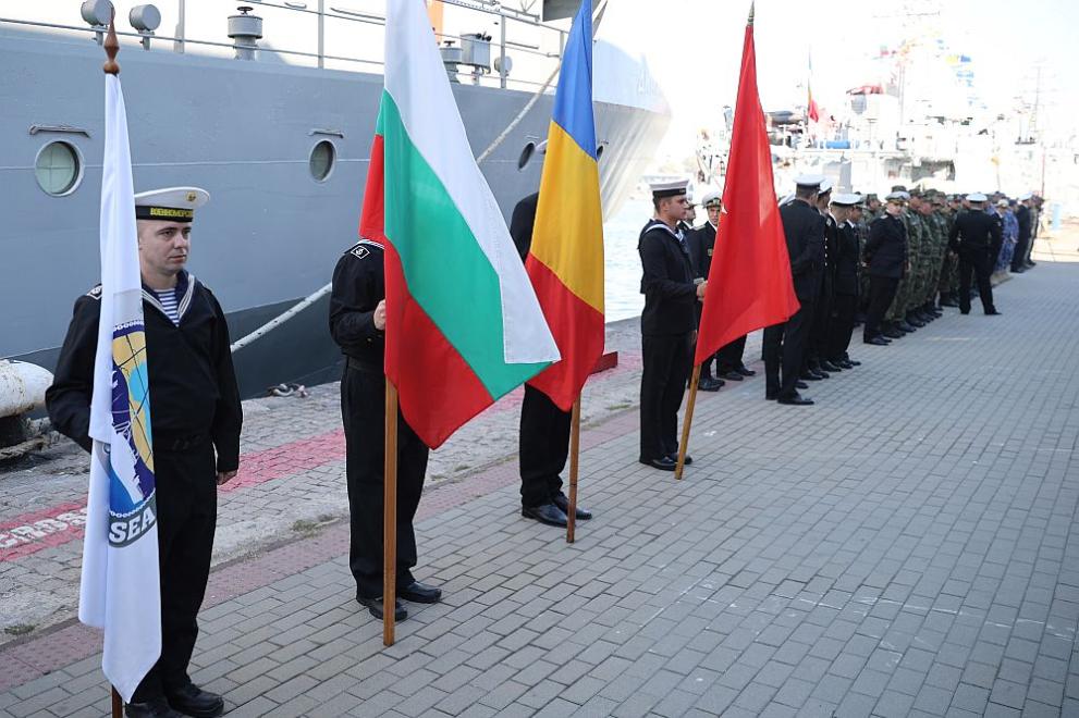 На Морската гара във Варна се провежда официалната церемония по тържествено изпращане на корабите