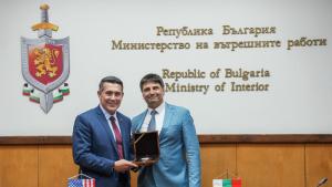 Любомир Николов разговаря с Росарио Васкез
