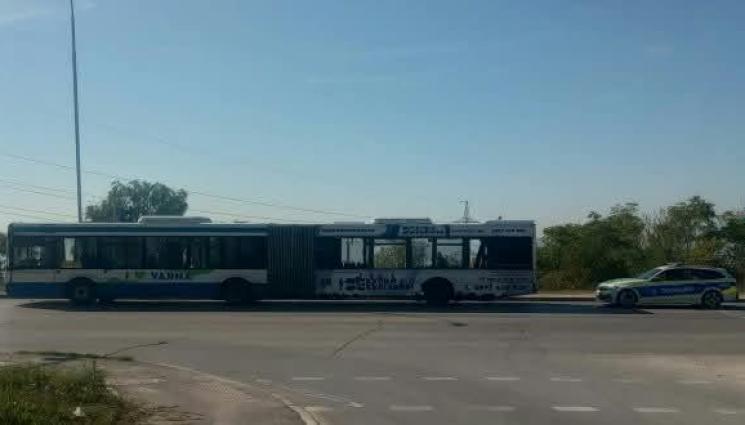 варна градски - На косъм от трагедия: Камион с арматура потроши градски автобус във Варна (СНИМКА)