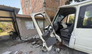 Шофьор загина, след като се вряза в ограда на къща