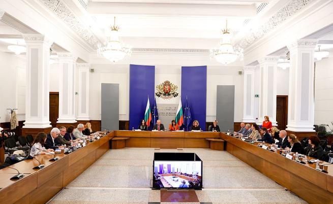 Минималната заплата и пенсионните фондове разделиха синдикати и работодатели в тристранката