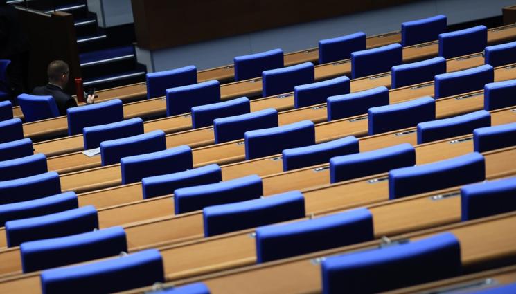 парламент депутати - ПАРЛАМЕНТ НА ПАУЗА: Депутатите не се събраха да работят