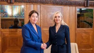министъра на енергетиката на България Ива Петрова и Дениса Сакова