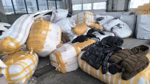 текстилни изделия и спортни обувки със знаци на търговски марки