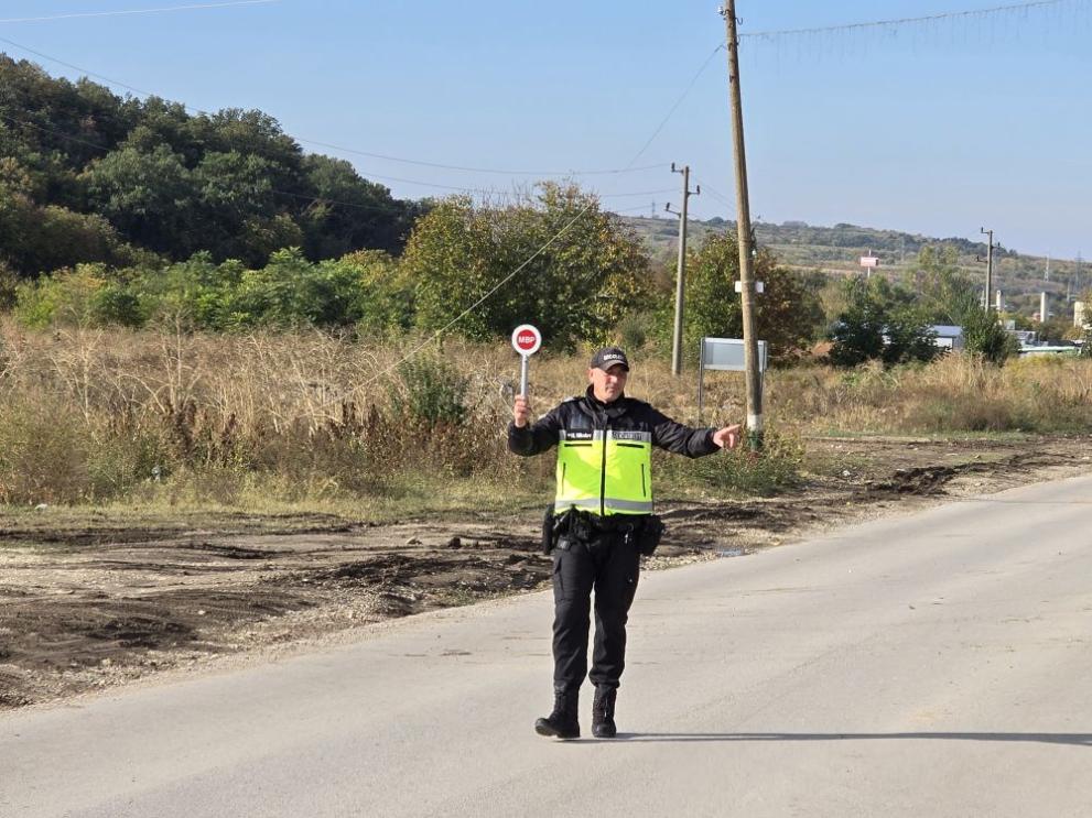 При специализираната полицейска акция в Плевенско са проверени 470 граждани и 406 моторни превозни средства